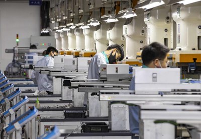 江苏泰州 开足马力赶制出口订单产品，点亮全球电子产品供应链